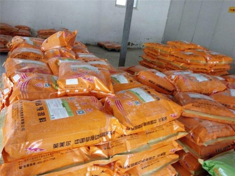 2、育肥牛應(yīng)該喂什么飼料？育肥牛應(yīng)該喂什么飼料才能長得快